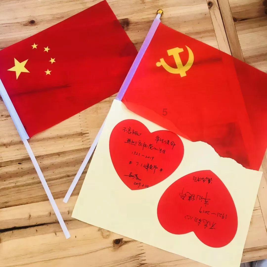 放假了，贵州学生们敲锣打鼓送老师回家过年